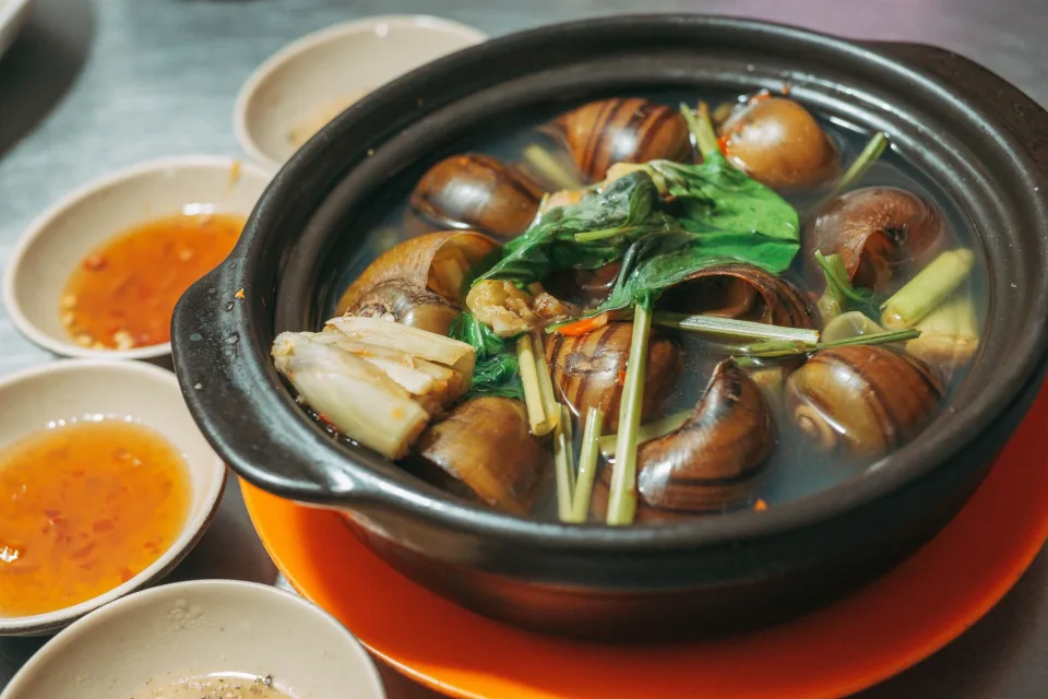 Bàn nướng đông khách tại Bánh Canh Đường Ray